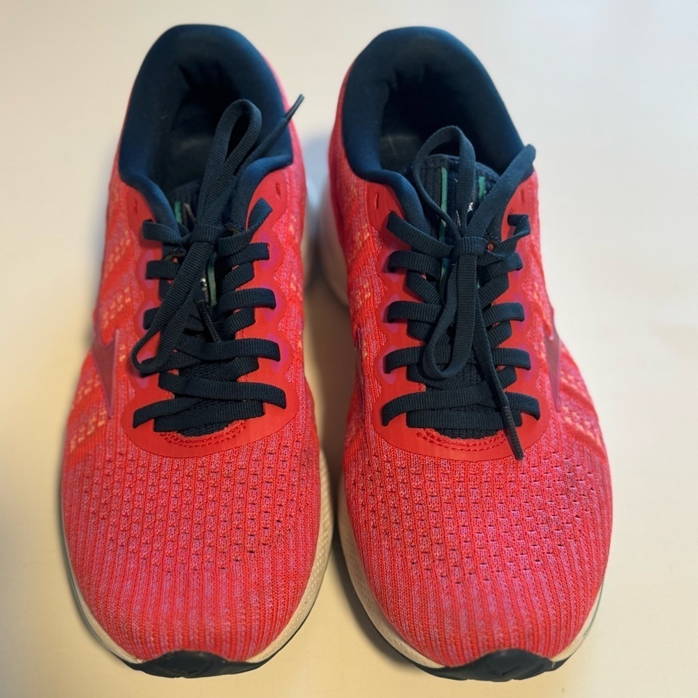 Womans size 8 mizuno wave running shoe